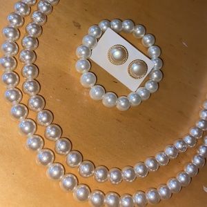 Pearl necklace, bracelet and earrings